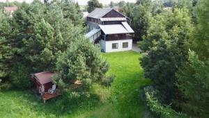 una vista aérea de una casa en medio de árboles en NOCLEGI NOVA en Krasnobród