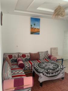 ein Wohnzimmer mit einem Sofa und einem Tisch in der Unterkunft Dar Soltan Oualidia in Oualidia