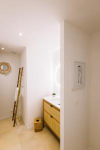uma casa de banho com uma cómoda e uma imagem na parede em Mas des Arts & Spa em La Colle-sur-Loup
