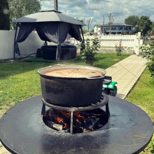 a pot of food is cooking on a grill at La Samba in Crisan