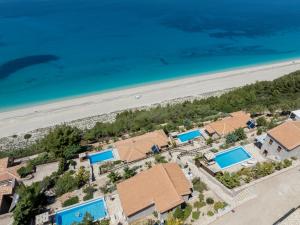 una vista aerea di un resort con spiaggia di Milos Paradise Luxury Villas a Ayios Nikitas