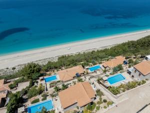 Una vista aérea de un complejo turístico con playa. en Milos Paradise Luxury Villas, en Agios Nikitas