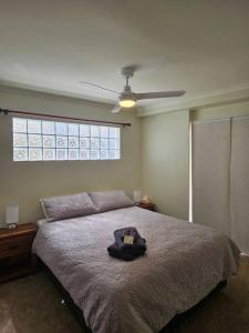 1 dormitorio con 1 cama con sombrero en Premium 3 bedroom River Front Location, en Rockhampton