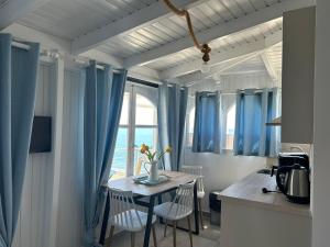 Televízia a/alebo spoločenská miestnosť v ubytovaní Myrtos Cosy Apartments