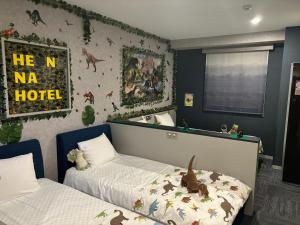 福岡市にある変なホテル福岡博多のベッドルーム1室(ベッド2台、鏡付)