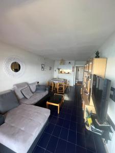 Η κουζίνα ή μικρή κουζίνα στο APPARTEMENT LA ESCALA en FRONT DE MER avec PISCINE