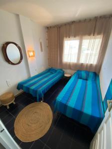 Ένα ή περισσότερα κρεβάτια σε δωμάτιο στο APPARTEMENT LA ESCALA en FRONT DE MER avec PISCINE