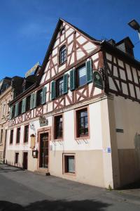 um edifício antigo no meio de uma rua em Hotel Zur Krone em Lorch am Rhein