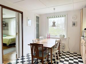 uma cozinha e sala de jantar com mesa e cadeiras em Cozy cottage in a beautiful setting by the Abyfjorden-Brastad em Brastad