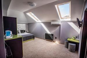 ein Hotelzimmer mit einem Bett und einem Fenster in der Unterkunft Nelana in Cluj-Napoca