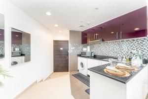 uma cozinha com um balcão com comida em Cayan Tower Dubai Marina - By Home Of Choice no Dubai