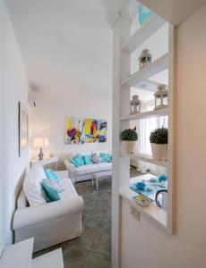ein Wohnzimmer mit Couch und Tisch in der Unterkunft EasyTopStay - Porto Ercole Cosy Flat in Porto Ercole