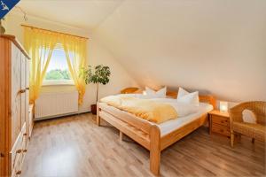 Schlafzimmer mit einem Bett und einem Fenster in der Unterkunft Am Schulberg Ferienhaus Albatros in Heringsdorf