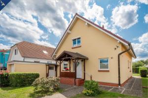 ein freistehendes Haus mit einer Garage in der Unterkunft Am Schulberg Ferienhaus Albatros in Heringsdorf