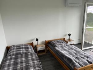 twee bedden in een kamer met een raam bij Bungalow Neuss in Neuss