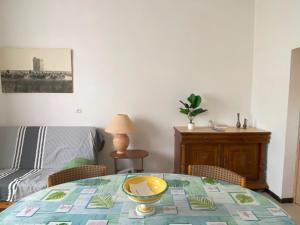 Habitación con mesa, cama y sidra de mesa en Chez Cathy et Alain en Saint-Laurent-dʼAigouze