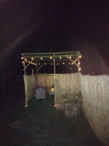 einen Pavillon mit Licht in der Nacht in der Unterkunft Chez Elvis et Agnès 