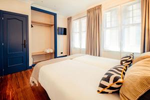 Кровать или кровати в номере GETXO ROOMS