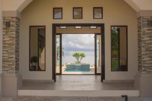 Kolam renang di atau dekat dengan Arrue Coastal Escape at Andromeda Pedasi