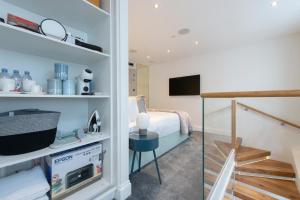 A television and/or entertainment centre at Soho Harmony Haven: Chic 2-Bed, 2-Bath Urban Retreat
