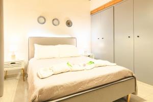 1 dormitorio con 1 cama con toallas en Contessina House, en Zakynthos