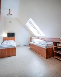 two beds in a large room with a skylight at Dom Pracy Twórczej Politechniki Morskiej w Szczecinie in Świnoujście