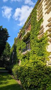 ヌイイ・シュル・セーヌにあるAdorable apartment in posh Neuillyの蔦屋根