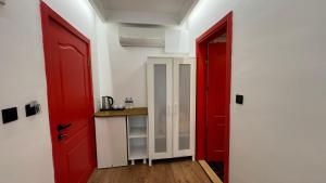 een kamer met twee rode deuren en een aanrecht bij Aliş Boutique Hotel in Canakkale