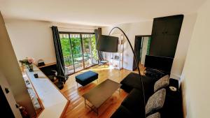 ヌイイ・シュル・セーヌにあるAdorable apartment in posh Neuillyのソファとテーブルのあるリビングルーム