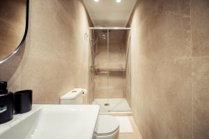 een badkamer met een toilet en een douche bij GETXO ROOMS in Getxo