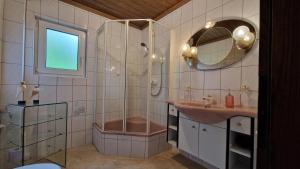 Kúpeľňa v ubytovaní Ferienwohnung Edeltraud, fußläufig zum See und 20 Minuten vom Skigebiet entfernt