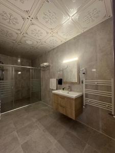 uma casa de banho com uma banheira, um lavatório e um chuveiro em Orient Hotel em Van