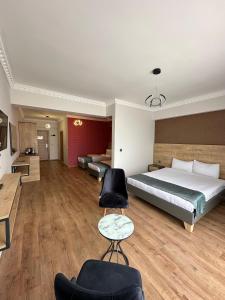 pokój hotelowy z łóżkiem i 2 krzesłami w obiekcie Orient Hotel w mieście Wan