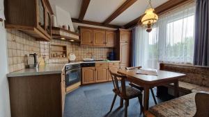 A kitchen or kitchenette at Ferienwohnung Edeltraud, fußläufig zum See und 20 Minuten vom Skigebiet entfernt