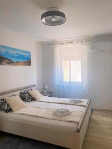 ヤブラナツにあるApartment Lucijaの大きなベッドと窓のある寝室