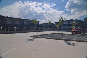 un parcheggio con un'auto parcheggiata di fronte a un edificio di Zennova #60, Nikiti Family Apt a Skála Nikíta