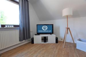 ein Wohnzimmer mit einem TV und einer Lampe in der Unterkunft 9005 "FeWo Gruber Sonneneck" in Grube