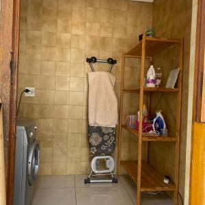 ein Bad mit einer Waschmaschine und einem Handtuch in der Unterkunft Vintage on Eden in Edenvale