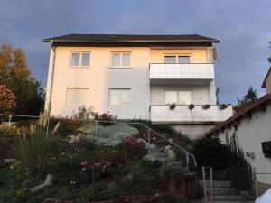 ein Haus auf einem Hügel mit Treppe davor in der Unterkunft Ferienwohnung nähe Spielplatz in Freyung