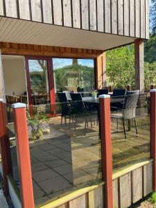 eine abgeschirmte Terrasse mit einem Tisch und Stühlen in der Unterkunft Randbøldal Camping & Cabins in Randbøl