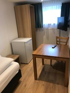 a small room with a table and a bed at Zimmerding in Erding