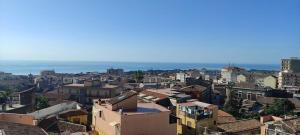 Blick auf eine Stadt mit Gebäuden und das Meer in der Unterkunft Ciuri Ciuri in Acireale