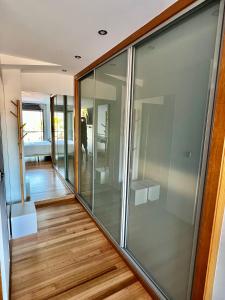 un grupo de puertas de cristal en un pasillo en Apartamento Exclusivo a pie de Playa en Vigo