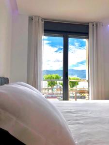 1 dormitorio con cama y ventana grande en Apartamento Exclusivo a pie de Playa en Vigo