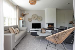 TV a/nebo společenská místnost v ubytování Hello Zeeland - vakantiehuis De elf Boompjes 64