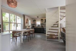 Kuchyň nebo kuchyňský kout v ubytování Hello Zeeland - vakantiehuis De elf Boompjes 64