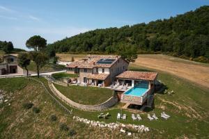 uma vista aérea de uma casa em uma colina em Aura Relais em Urbino