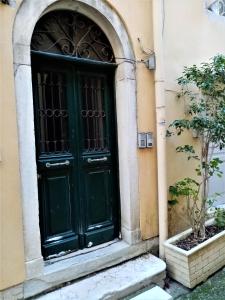 a green door on the side of a building at Casa Contessina in Corfu Town