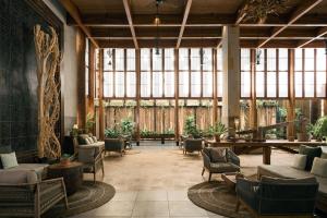 Dinso Resort & Villas Phuket, Vignette Collection by IHG的休息区