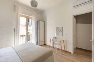 Posteľ alebo postele v izbe v ubytovaní Sant'Agostino Apartment with Terrace by Wonderful Italy